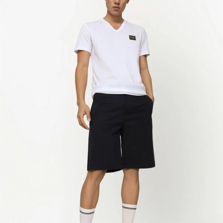 تيشيرت دولتشي ابيض Dolce & Gabbana برقبة ٧ وشارة شعار الماركة