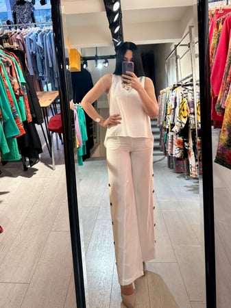 طقم نسائي لون ابيض