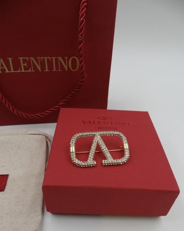 بروش فالنتينو ذهبي بكرستال