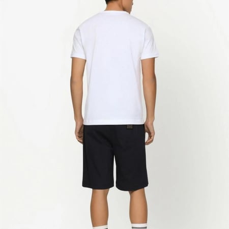 تيشيرت دولتشي ابيض Dolce & Gabbana برقبة ٧ وشارة شعار الماركة