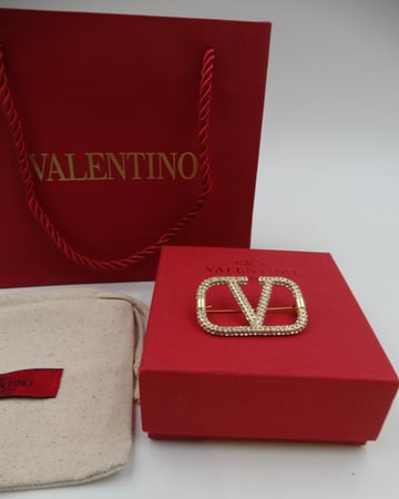 بروش فالنتينو ذهبي بكرستال