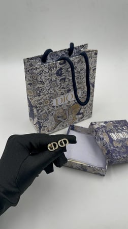 حلق ديور لون ذهبي