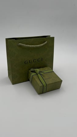 ملحقات قوتشي خضراء