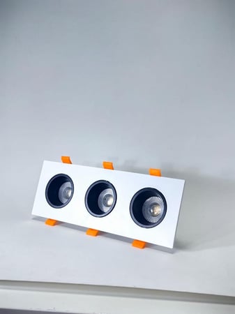 سبوت مضاد توهج ثلاثي