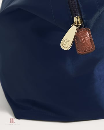 شنطة نايلون لون كحلي حجم وسط ماركة هارودز