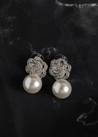 حلق شانيل ديزاين لؤلؤ ماركة Elegance Lovers