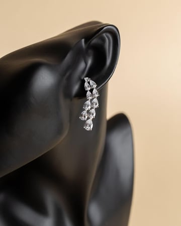 حلق شبيه ألماس تصميم Graff مطلي ذهب أبيض عيار 18 ماركة Elegance Lovers