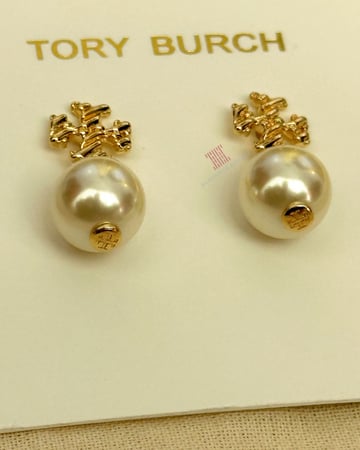 حلق لؤلؤ مطلي ذهب ماركة توري بورش - Tory Burch Drop Pearl Earrings