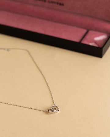 سلسال تصميم كارتير مطلي ذهب أبيض عيار 18 ماركة Elegance Lovers