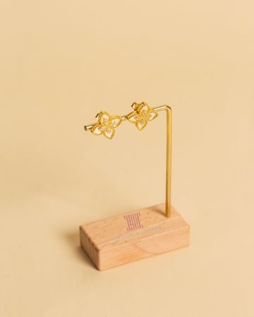 حلق وردة الأميرة صدف مطلي ذهبي أصفر ماركة Elegance Lovers