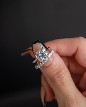 طقم خواتم White Cushion Set فضة مُرصعة بحجر المويسنايت VVS1 ماركة Elegance Lovers