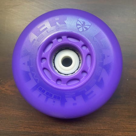 صورة كفرات سكيت مضيئة مقاس 80mm أثناء الاستخدام