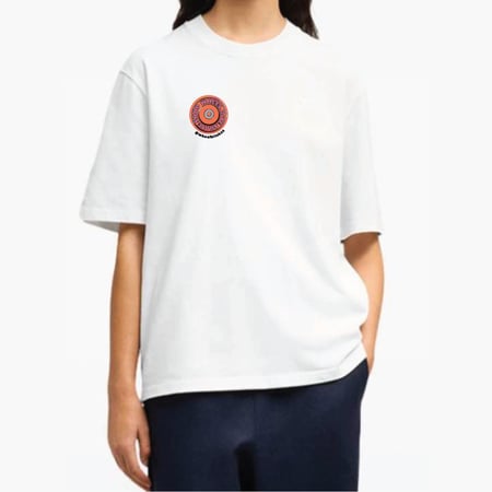 صورة تيشيرت ابيض اوفر سايز بتصميم عصري