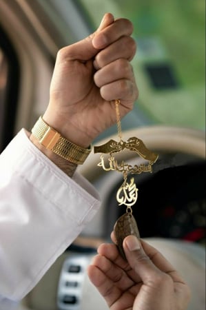 تعليقة كسرة العود بيديين ماسكين قلب