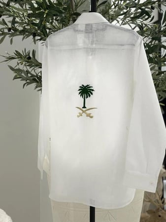 قميص كتان بتطريز شعار سيفين ونخلة