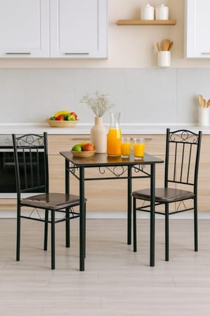 طاولة مع 2 كراسي