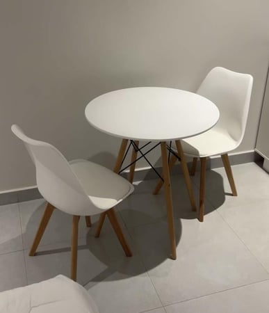 طاولة مع 2 كراسي ابيض