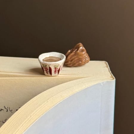 فنجان قهوة أو تمرة