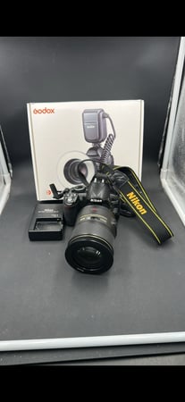كاميرا نيكون D3100 نظيفة مع عدسة ماكرو + اضاءة