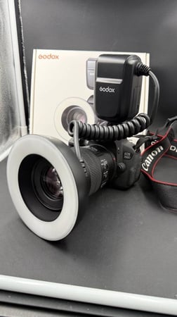 كاميرا كانون 700D مع عدسة ماكرو مستعملة