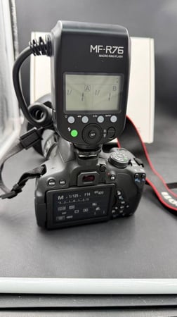 كاميرا كانون 700D مع عدسة ماكرو مستعملة