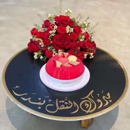 تنسيق كيكة مع ورد في لوح معا كتابة عبارة