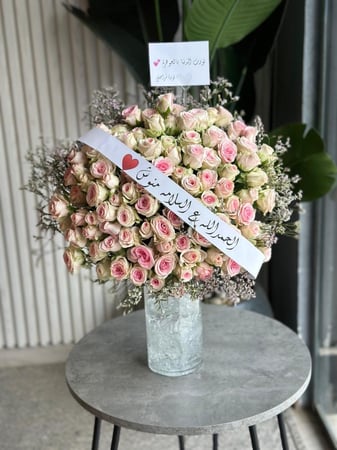 فازة ورد مع شريطة انيقة