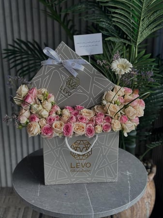 تشوكلات ليفو مع تنسيق ورد بيبي روز طبيعي كرت اهداء وتوصيل مجاني الرياض