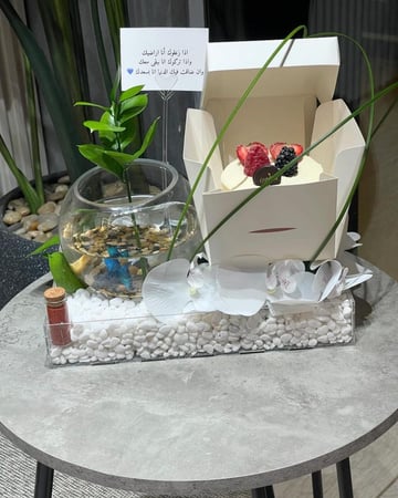 استاند اكرلك مع كيكة وفازة سمكة زينة