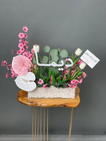 استاند اكرلك ورد صناعي مع الاسم او العبارة