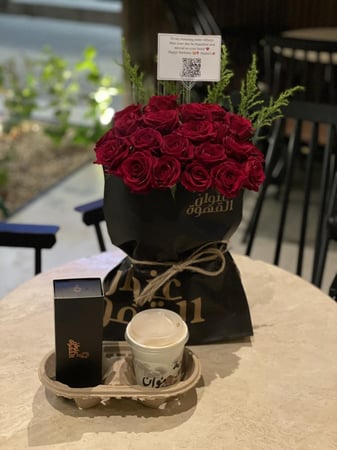 عرض مشروب وحلى عنوان القهوة