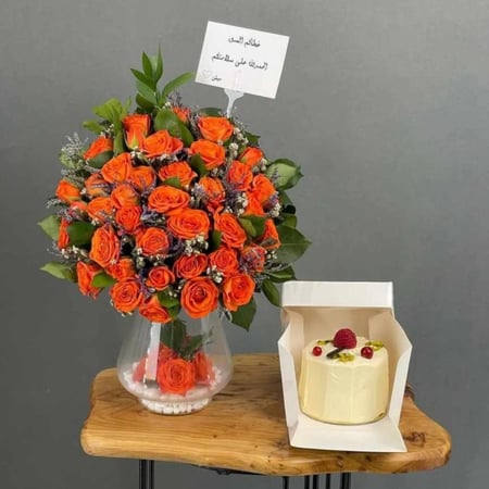 فازة ورد مع كيكة