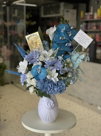 فازة ورد صناعي مع تغليف قماش