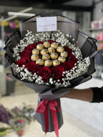 باقة ورد جوري أحمر فاخرة مع فيريرو روشيه - هدية مناسبات خاصة - توصيل الرياض