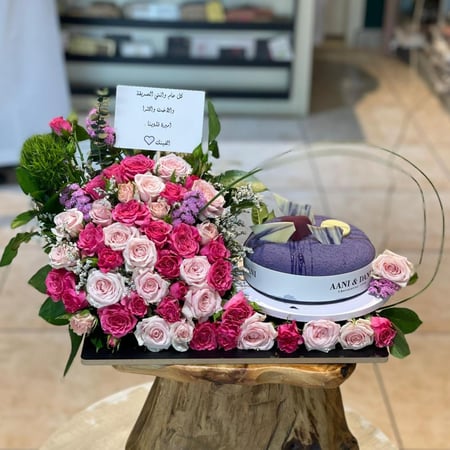 عرض كيكه مع الورد وبالون