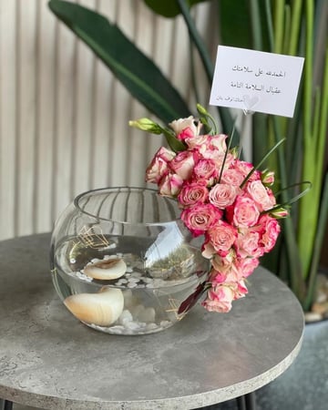 فازة ورد مميزة مع سمكة فايتر