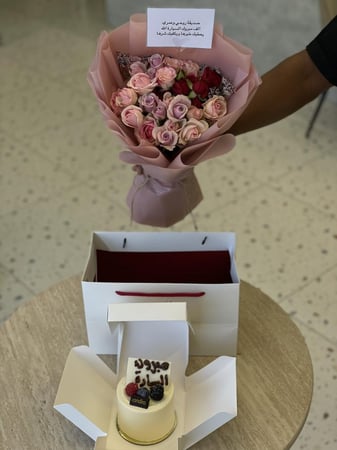 بكج الميلاد والمناسبات الجميلة كيك مع باقة توصيل الرياض مجاني