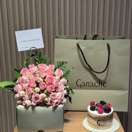 كيك جاناش الفاخرة مع تنسيق ورد طبيعي الهدية الترند كرت اهداء مجاني