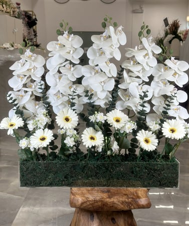 تنسيق ورد صناعي في استاند اكرلك