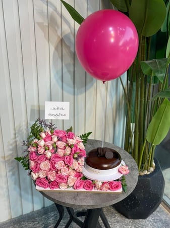 عرض كيكه مع الورد وبالون