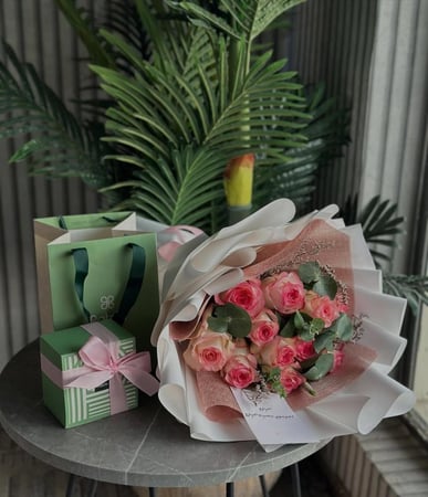 باقة ورد طبيعي تغليف راقي مع علبة تشوكلت باتشي
