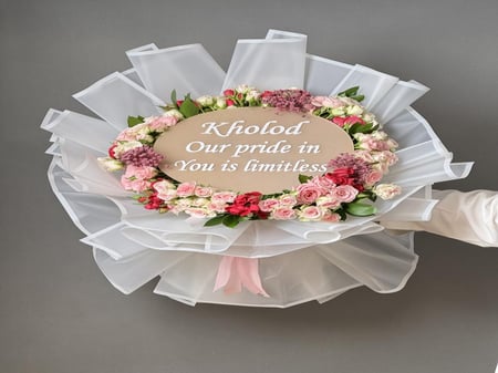 اسطورة الباقات لوح اكرلك للعبارة مع ورد طبيعي غاية في الجمال خصص العبا