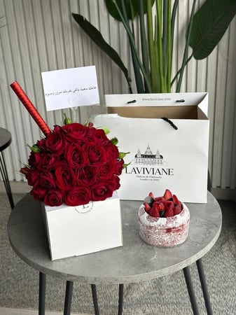 كيكة لفيفيان وتنسيق ورد وشمعة