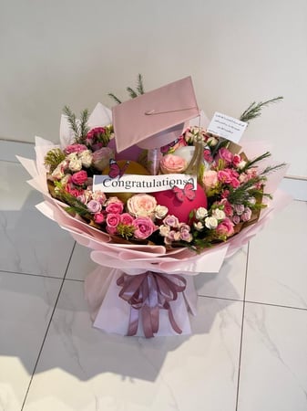 باقة التخرج  الجميلة مع قبعة وبالونات توصيل مجاني