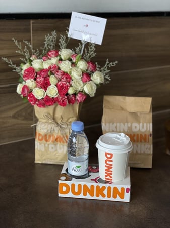 عرض المزاج والروقان تنسيق مشروب ودونات من دانكن