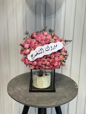 كيك ورد وبالون في بوكس زجاجية