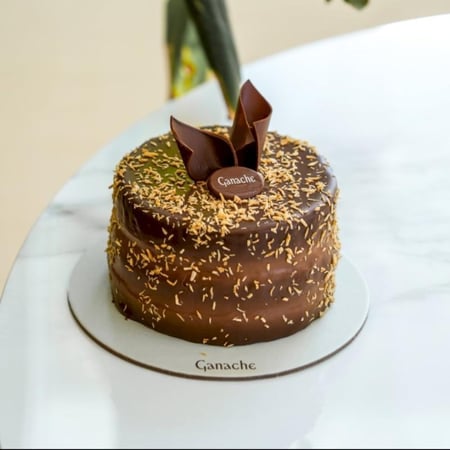 كيكة جاناش مع باقة ورد منوع