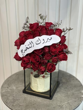 كيك ورد وبالون في بوكس زجاجية