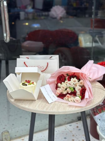 كيكة لذيذة مع باقة ورد