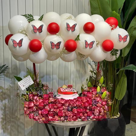 تنسيق كيكة وقوس بالونات